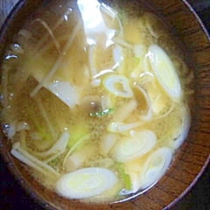料理下手が作る えのきとしめじの味噌汁 レシピ 作り方 By ミハイル064 楽天レシピ 料理下手が作る えのきとしめじの味噌汁 レシピ 作り方 By ミハイル064 楽天レシピ